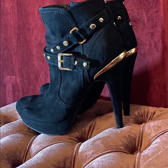 Guess Shoes - Guess boots with heel and a touch of gold